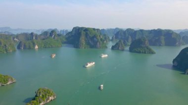 Vietnam 'daki Halong Körfezi ulusal parkının binlerce küçük ve büyük kireçtaşı adasından oluşan hava görüntüsü. Vietnam 'a seyahat