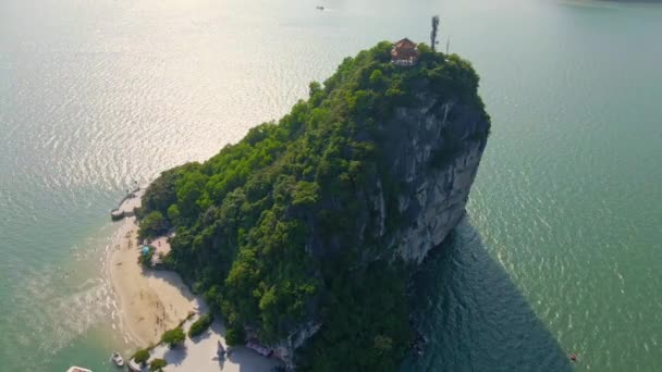 Luchtopname van een Halong Bay nationaal park in Vietnam bestaande uit duizenden kleine en grote kalkstenen eilanden. Reis naar Vietnam concept — Stockvideo