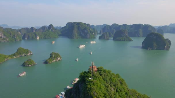 Αεροφωτογραφία ενός εθνικού πάρκου Halong Bay στο Βιετνάμ που αποτελείται από χιλιάδες μικρά και μεγάλα ασβεστολιθικά νησιά. Ταξίδι στο Βιετνάμ έννοια — Αρχείο Βίντεο