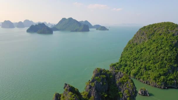 Flygfoto av en Halong Bay nationalpark i Vietnam som består av tusentals små och stora kalkstensöar. Resor till Vietnam konceptet — Stockvideo