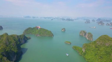Vietnam 'daki Halong Körfezi ulusal parkının binlerce küçük ve büyük kireçtaşı adasından oluşan hava görüntüsü. Vietnam 'a seyahat