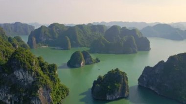 Vietnam 'daki Halong Körfezi ulusal parkının binlerce küçük ve büyük kireçtaşı adasından oluşan hava görüntüsü. Vietnam 'a seyahat