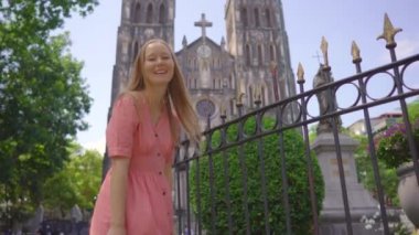 Genç bayan turist, Hanoi şehrindeki ünlü bir yeri ziyaret ediyor - St. Josephs Katedrali. Vietnam 'a seyahat