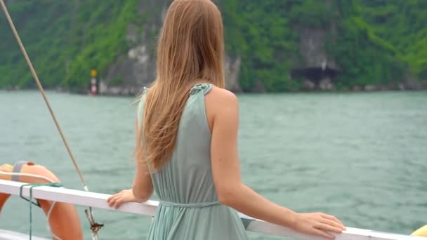 ベトナムのハロン湾国立公園には、何千もの大小の石灰岩の島々からなる若い女性観光客が訪れます。ベトナムの概念への旅行 — ストック動画