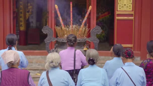 Group of elderly asian women praying in a buddhist temple — Stock Video