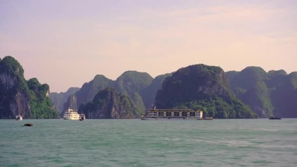 Naves entre las rocas del parque nacional de Halong Bay en Vietnam que consisten en miles de pequeñas y grandes islas de piedra caliza. Viajar a Vietnam concepto — Vídeo de stock