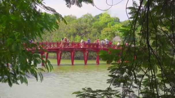 Uma ponte de madeira vermelha icônica para o Templo Ngoc Son na cidade de Hanói. Viajar para Vietnã conceito — Vídeo de Stock