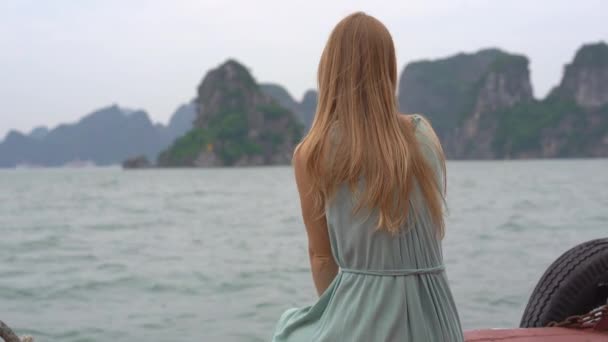 Mladá žena turistické návštěvy Halong Bay národního parku ve Vietnamu se skládá z tisíců malých a velkých vápencových ostrovů. Cestování do Vietnamu — Stock video