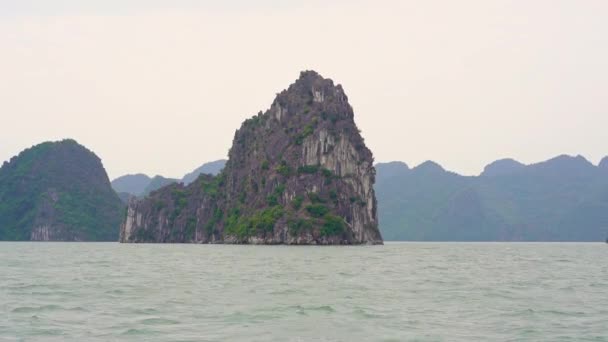 Rocas en el parque nacional de Halong Bay en Vietnam que consta de miles de pequeñas y grandes islas de piedra caliza. Viajar a Vietnam concepto — Vídeo de stock