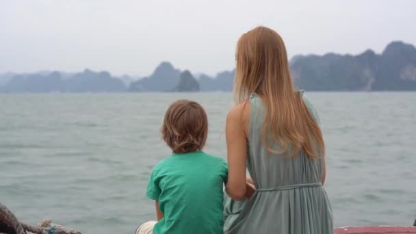 Mère et fils touristes visitent le parc national de la baie d'Halong au Vietnam composé de milliers de petites et grandes îles calcaires. Voyage au Vietnam concept — Video