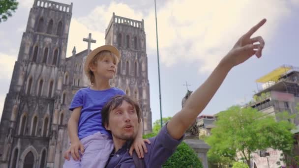 Happy tourists father and son visit famous destination in Hanoi city - St. Josephs Cathedral. Travel to Vietnam concept — Stock Video