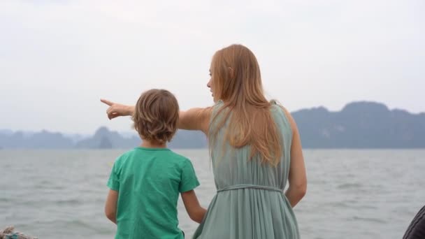 Madre e figlio turisti visitano il parco nazionale di Halong Bay in Vietnam composto da migliaia di piccole e grandi isole calcaree. Viaggio in Vietnam concetto — Video Stock