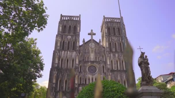 Toma de mano de la Catedral de San Josefo en la ciudad de Hanoi. Viajar a Vietnam concepto — Vídeo de stock