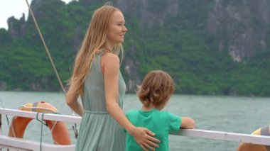 Anne ve oğul turistler binlerce küçük ve büyük kireçtaşı adasından oluşan Vietnam 'daki Halong Körfezi Ulusal Parkı' nı ziyaret ediyorlar. Vietnam 'a seyahat