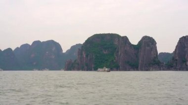 Vietnam 'daki Halong Körfezi Ulusal Parkı' ndaki kayalar binlerce küçük ve büyük kireçtaşı adasından oluşuyordu. Vietnam 'a seyahat
