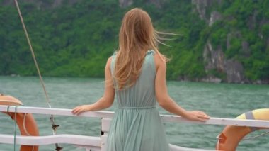 Genç bir kadın turist Vietnam 'daki Halong Körfezi Ulusal Parkı' nı ziyaret ediyor. Binlerce küçük ve büyük kireçtaşı adası var. Vietnam 'a seyahat