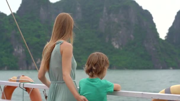 Madre e figlio turisti visitano il parco nazionale di Halong Bay in Vietnam composto da migliaia di piccole e grandi isole calcaree. Viaggio in Vietnam concetto — Video Stock