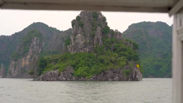 Скелі в національному парку Гуей-Бей у В'єтнамі складаються з тисяч маленьких і великих вапнякових островів. Подорож до В "єтнаму — стокове відео