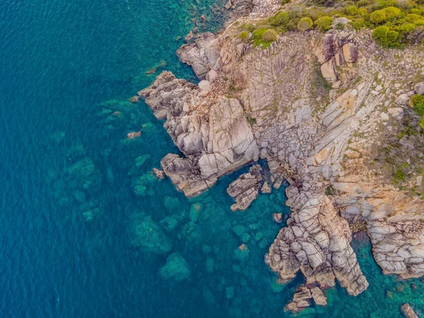 Vista aérea de las olas del océano y la fantástica costa rocosa — Foto de Stock