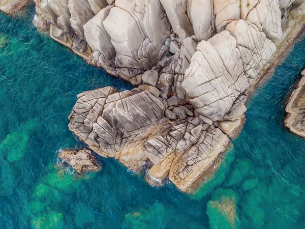 Vista aérea de las olas del océano y la fantástica costa rocosa — Foto de Stock