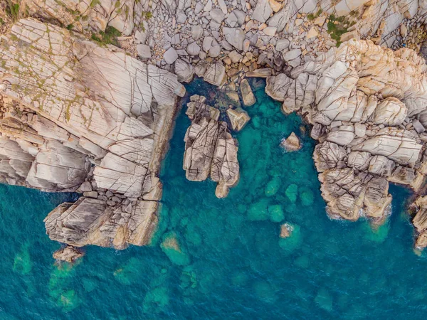 Vista aérea de las olas del océano y la fantástica costa rocosa — Foto de Stock