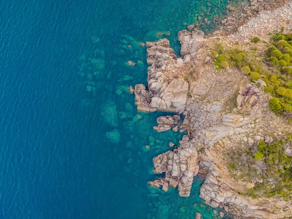 Vista aérea de las olas del océano y la fantástica costa rocosa — Foto de Stock