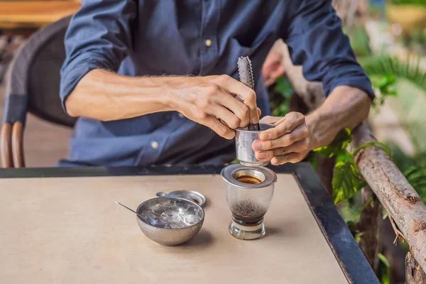 Hombre caucásico y el tradicional goteo de café vietnamita elaborado a partir de un filtro de aleta —  Fotos de Stock