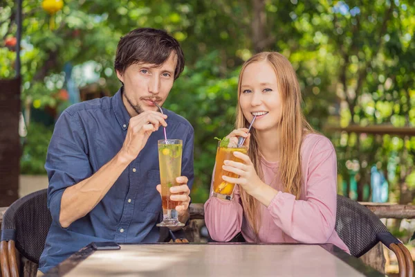 Eco friendly couple using reusable stainless steel straw to drink fruit tea — Stock Photo, Image