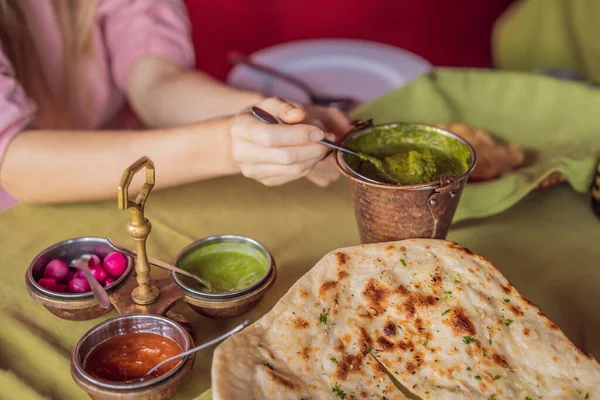 Mulher caucasiana comendo comida indiana no café. Prato indiano tradicional. Comida indiana. Close-up — Fotografia de Stock