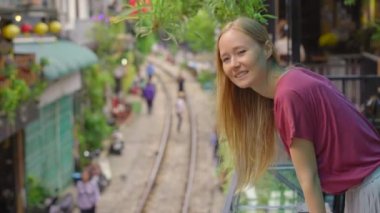 Genç bir kadın gezgin Hanoi şehrinde demiryolunun yerleşim alanından geçtiği bölgeyi keşfeder. Hanoi Tren Sokağı ünlü bir turizm merkezidir.