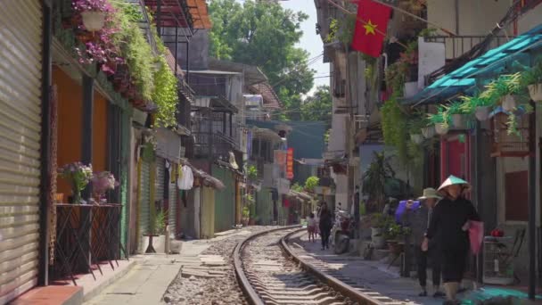 22.10.2020 - HANOI, VIETNAM: Pionowe wideo. Kolej, która przechodzi przez dzielnicę mieszkalną w mieście Hanoi. Hanoi Train Street jest znanym miejscem turystycznym — Wideo stockowe