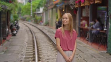 Genç bir kadın gezgin Hanoi şehrinde demiryolunun yerleşim alanından geçtiği bölgeyi keşfeder. Hanoi Tren Sokağı ünlü bir turizm merkezidir.
