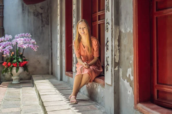 Mulher turista no fundo do Templo Ngoc Filho em Hanói, Vietnam.Templo da Literatura também é chamado de templo de Confúcio. Vietname reabre após quarentena com coronavírus COVID 19 — Fotografia de Stock