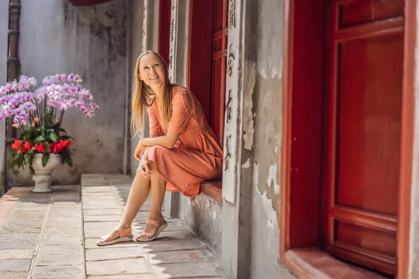 Mulher turista no fundo do Templo Ngoc Filho em Hanói, Vietnam.Templo da Literatura também é chamado de templo de Confúcio. Vietname reabre após quarentena com coronavírus COVID 19 — Fotografia de Stock