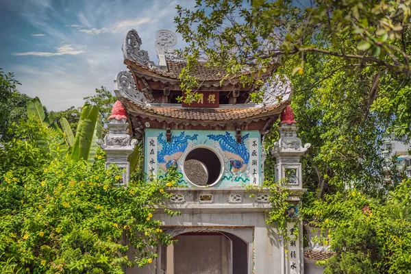 Tempel Ngoc Zoon in Hanoi, Vietnam.Tempel van de literatuur wordt ook wel tempel van Confucius — Stockfoto