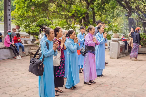 越南河内，2020年10月10日：一群亚裔老年妇女在佛教寺庙祈祷 — 图库照片