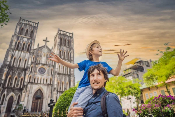 Young dad and son tourists on background of St Josephs Cathedral in Hanoi. Vietnam reopens after coronavirus quarantine COVID 19 — Stock Photo, Image