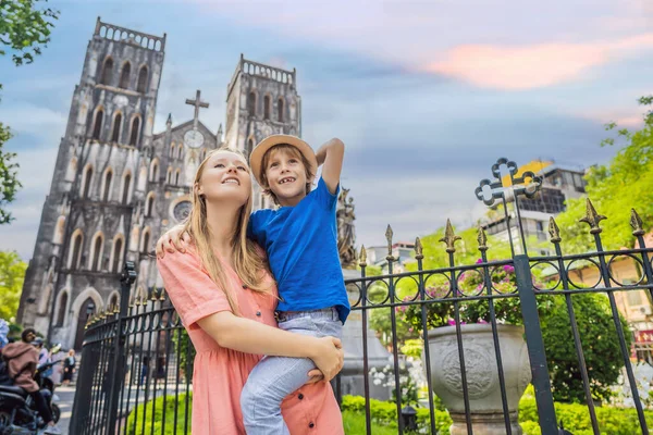 Young mom and son tourists on background of St Josephs Cathedral in Hanoi. Vietnam reopens after coronavirus quarantine COVID 19 — Stock Photo, Image