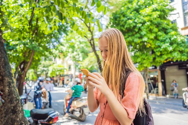 Nő használja telefon app taxihívó szolgáltatás vagy olvasás útikönyv. Lány turista keres térképet irányban okostelefon. Fénymásolási hely — Stock Fotó