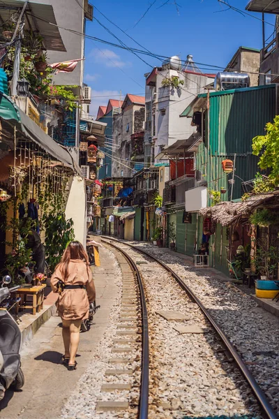 Hanoi vasúti utca, régi ház és vasút Hanoi, Vietnam — Stock Fotó