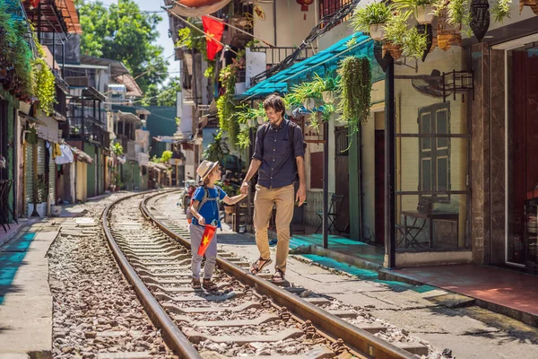 Far och son resenärer gå runt järnvägsvägar som går genom bostadsområde i Hanoi stad. Hanoi Train Street är ett känt turistmål. Vietnam återupptas efter karantänen för coronavirus — Stockfoto