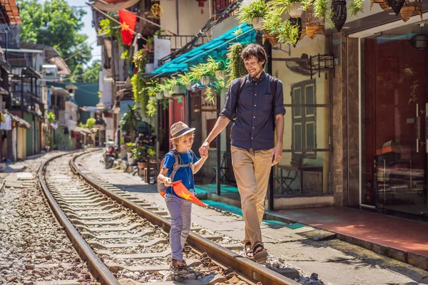 Far och son resenärer gå runt järnvägsvägar som går genom bostadsområde i Hanoi stad. Hanoi Train Street är ett känt turistmål. Vietnam återupptas efter karantänen för coronavirus — Stockfoto