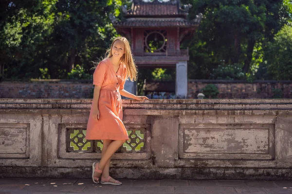 Woman tourist in Temple of Literature in Hanoi in Southeast Asia, Vietnam. Temple of Confucius in Vietnamese capital. Vietnam reopens after coronavirus quarantine COVID 19 — Stock Photo, Image