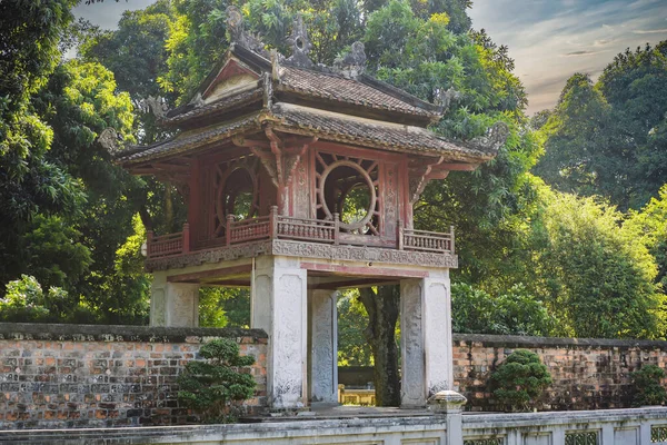 Temple of Literature in Hanoi in Southeast Asia, Vietnam. Temple of Confucius in Vietnamese capital — Stock Photo, Image