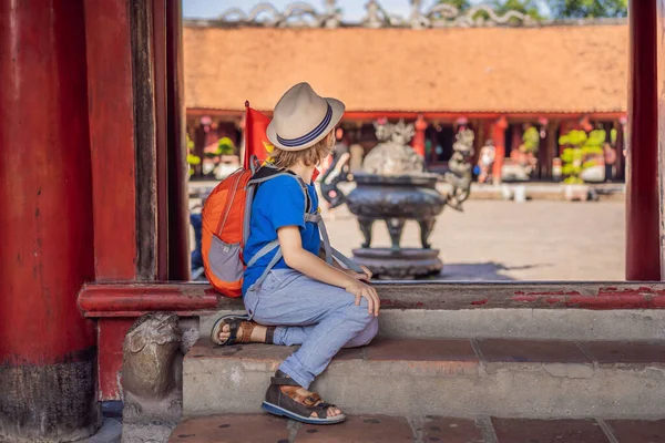 베트남, 동남아시아 하노이의 문학 사원에 있는 소년 관광객. 베트남 수도에 있는 공자의 신전. 베트남, 코로나 바이러스 격리 조치 이후 재개 — 스톡 사진