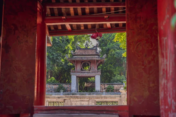 베트남 동남아시아 하노이에 있는 문학 사원. 베트남의 수 도에 있는 유교 신전 — 스톡 사진