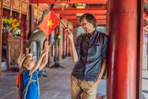 Padre e hijo turistas en el Templo de la Literatura en Hanoi en el sudeste asiático, Vietnam. Templo de Confucio en la capital vietnamita. Vietnam reabre tras cuarentena por coronavirus COVID 19 —  Fotos de Stock