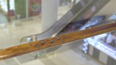 Koronavirüsler bir alışveriş merkezinde. Covid-19 iletim önleme konsepti. Yaygın yüzeylere dokunarak bulaşma