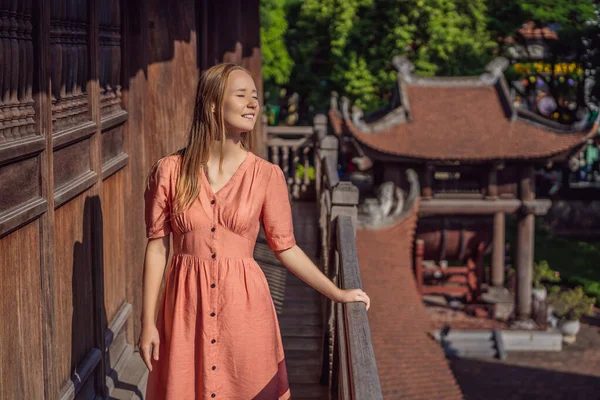 Mulher turista no Templo da Literatura em Hanói no Sudeste Asiático, Vietnã. Templo de Confúcio na capital vietnamita. Vietname reabre após quarentena com coronavírus COVID 19 — Fotografia de Stock