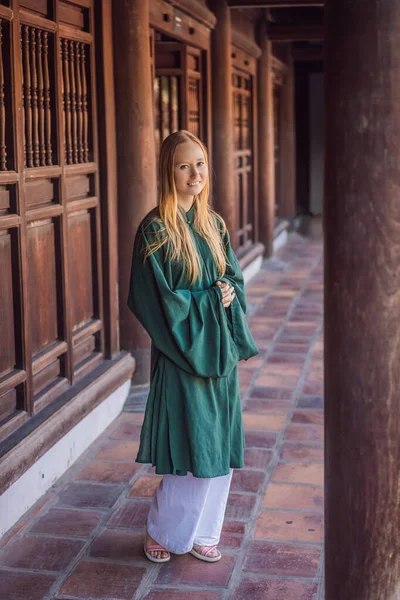 Mulher turista em vestido nacional vietnamita em Templo da Literatura em Hanói, no sudeste da Ásia, Vietnã. Vietname reabre após quarentena com coronavírus COVID 19 — Fotografia de Stock